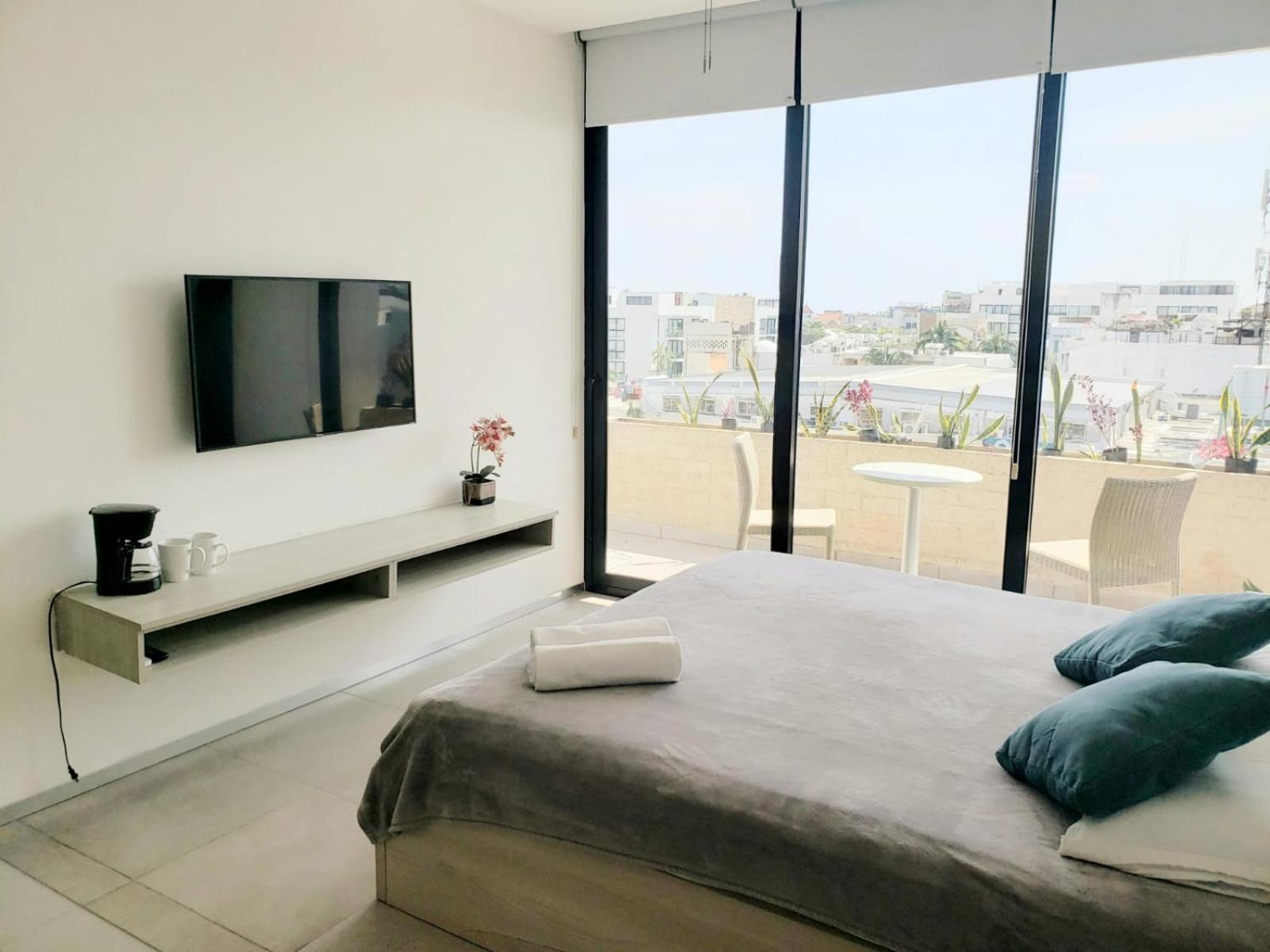 Aura With Balcony, Pool, Gym & Sauna Apartahotel